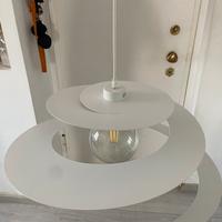 Lampadario in metallo a spirale bianco