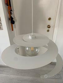 Lampadario in metallo a spirale bianco