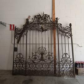 Antico cancello in ferro battuto, decori floreali