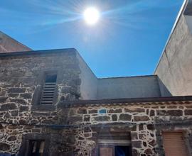 Casa in pietra da terminare con giardino e pozzo