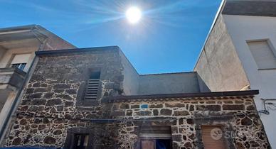 Casa in pietra da terminare con giardino e pozzo