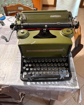 Macchina da scrivere antica olivetti