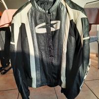 Giacca pelle e pantaloni moto