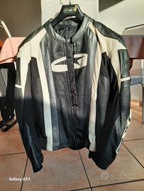 Giacca pelle e pantaloni moto