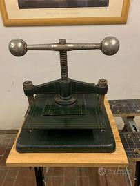 Antica pressa per libri