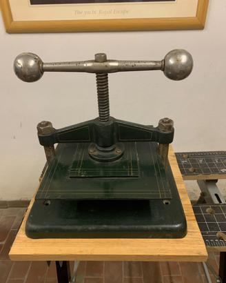 Antica pressa per libri