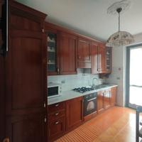 cucina con elettrodomestici 