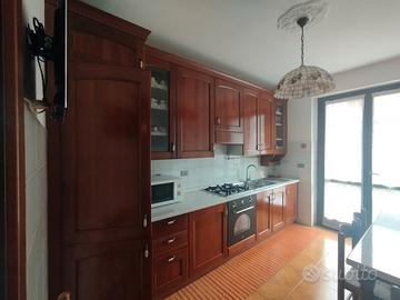 cucina con elettrodomestici 