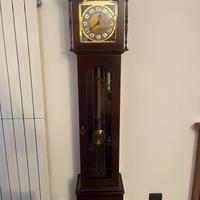 Orologio a pendolo fatto a mano in noce XX secolo