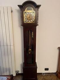 Orologio a pendolo fatto a mano in noce XX secolo