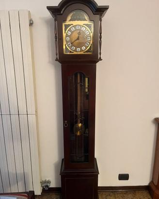 Orologio a pendolo fatto a mano in noce XX secolo