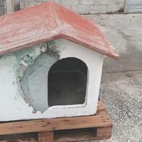 Cuccia per cane in calcestruzzo.