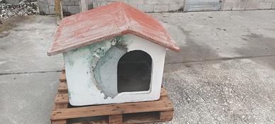 Cuccia per cane in calcestruzzo.