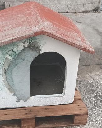 Cuccia per cane in calcestruzzo.