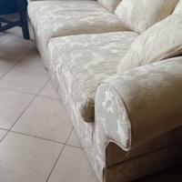 divano a due posti con tappezzeria in broccato 