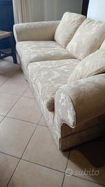 divano a due posti con tappezzeria in broccato 