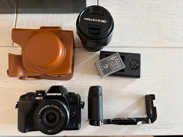 Olympus O-MD E-M10 Mark IV Kit completo