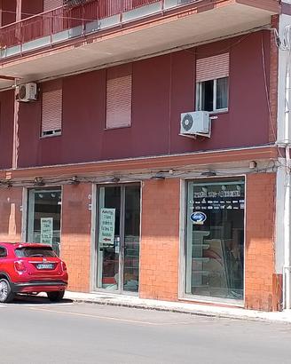 Mascalucia - Bottega 4 luci su Corso San Vito