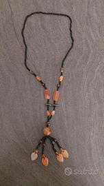 collana lunga con pietre marroni e arancio