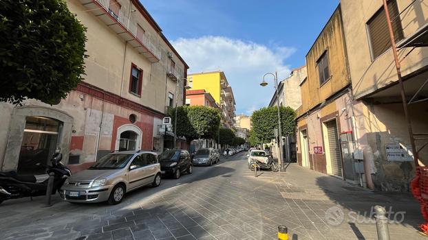 Negozio con posto auto esclusivo - adiacente centr