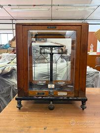 bilancia per misurare masse con estrema precisione