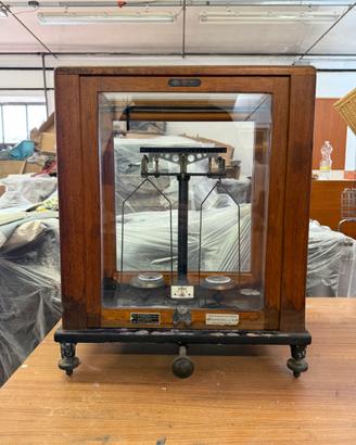 bilancia per misurare masse con estrema precisione