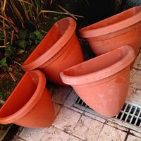 vasi in resina plastica e coccio di vario tipo