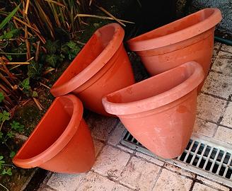 vasi in resina plastica e coccio di vario tipo