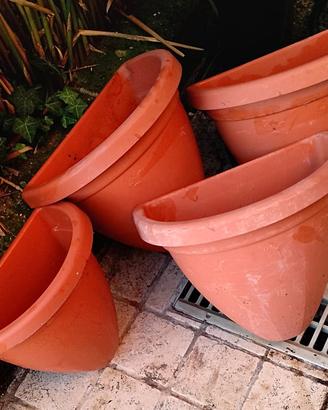 vasi in resina plastica e coccio di vario tipo