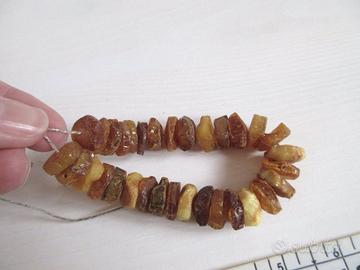 Ambra naturale del Baltico bucati. Peso 18gr.