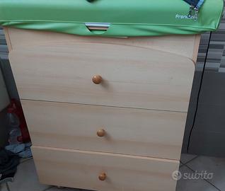 Lettino fasciatoio e seggiolino per mangiare