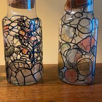 Coppia di vasi in vetro decorati a mano