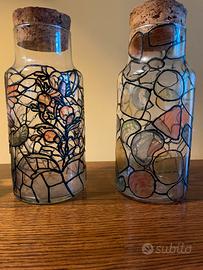 Coppia di vasi in vetro decorati a mano