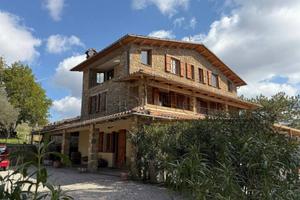 Villa di 320 m² con più di 5 locali e box auto a U