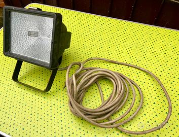 Faretto alogeno da esterno