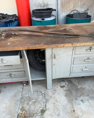 Banco da lavoro  rivestito in ferro