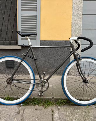 Bicicletta scatto fisso