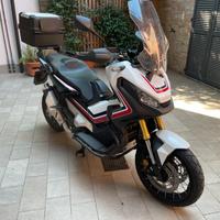 Honda X-ADV 750 incluso passaggio