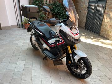 Honda X-ADV 750 incluso passaggio