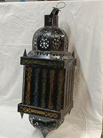 Lampada marocchina in ferro decorato e vetro colo