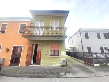 Cavarzere: Rottanova casa a 2 piani con garage e c