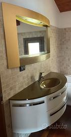 Mobile bagno di design con specchio dorato
