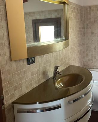 Mobile bagno di design con specchio dorato