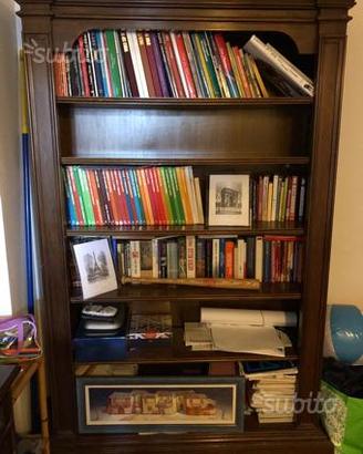 Studio scrivania con libreria