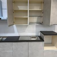 Cucina con elettrodomestici