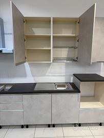 Cucina con elettrodomestici