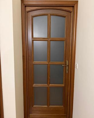 Porta in legno con vetro