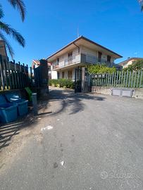 Villa accorpata con giardino e garage