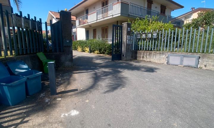 Villa accorpata con giardino e garage