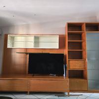 Parete attrezzata in legno color ciliegio 